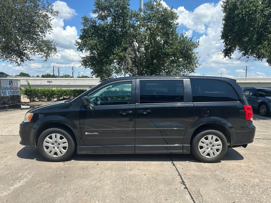 Used 2014 Dodge Grand Caravan American Value Package - BraunAbility Side Entry Entry Fold Out Automatic Ramp