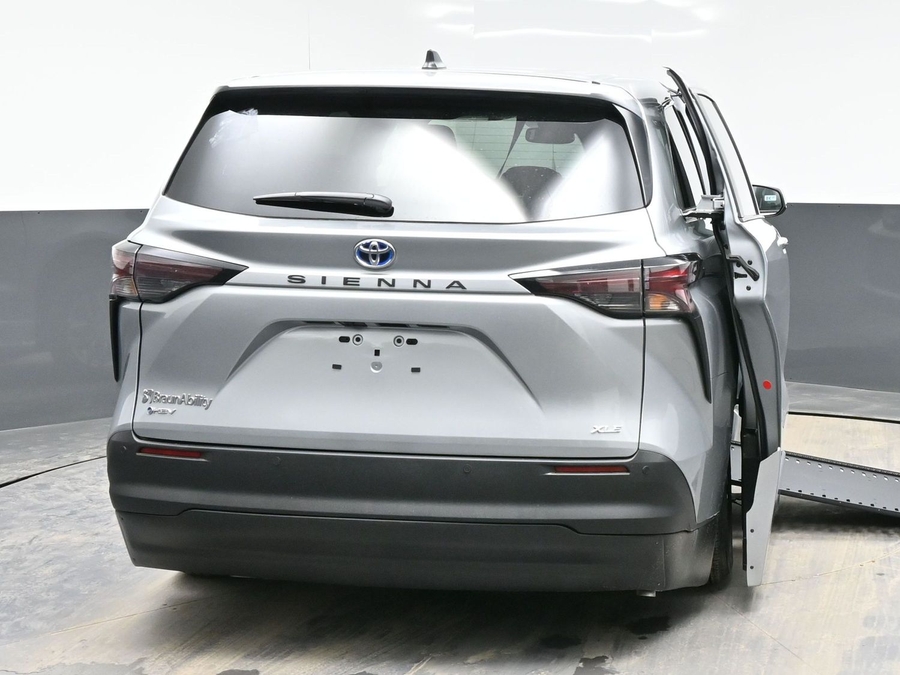 Silver Toyota Sienna image number 5