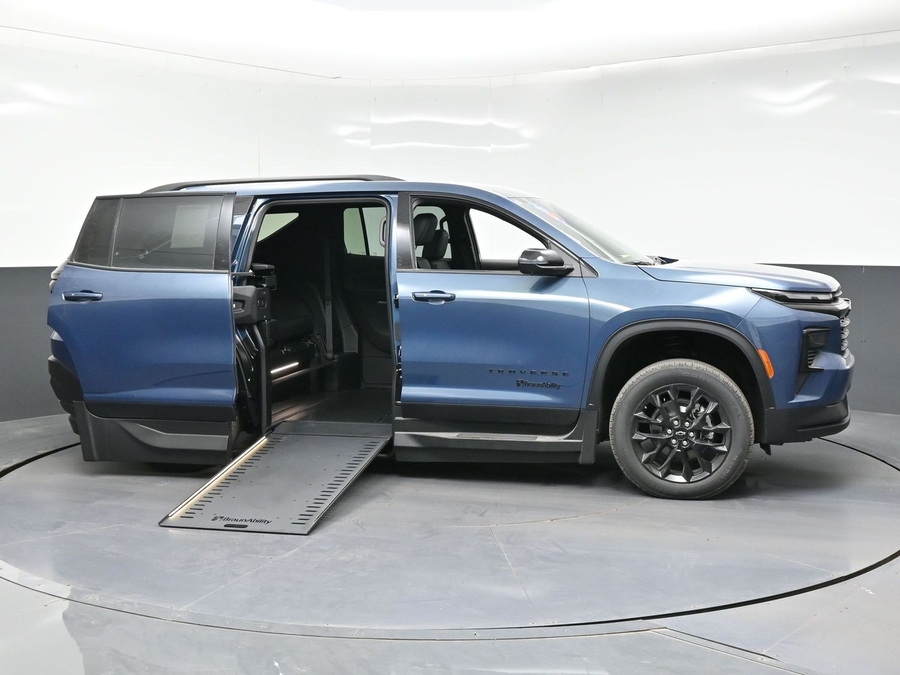 New 2026 Chevrolet Traverse 1LT Midnight - BraunAbility Side Entry Entry In Floor Automatic Ramp