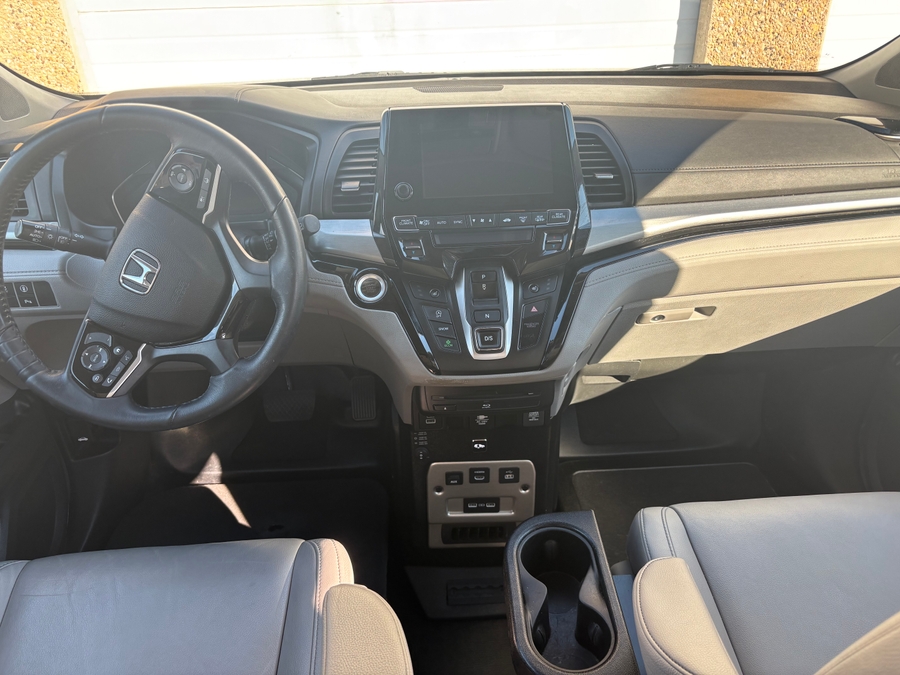 Blue Honda Odyssey image number 11