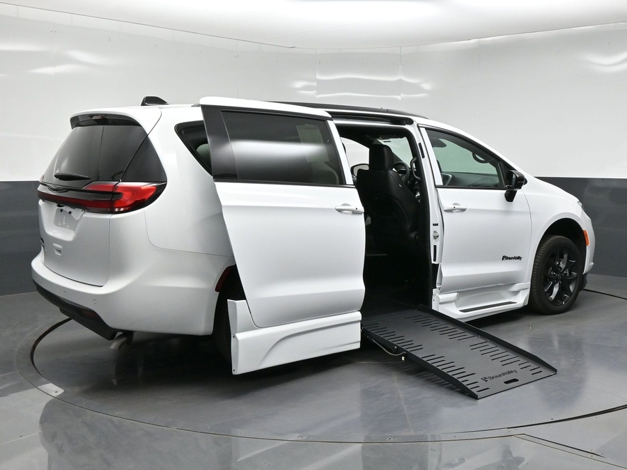 New 2026 Chrysler Pacifica Select Sport - BraunAbility Side Entry Fold Out Automatic Ramp
