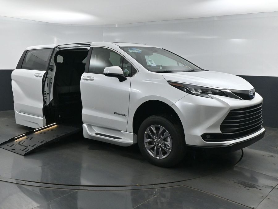 New 2025 Toyota Sienna Hybrid XLE Base - BraunAbility Side Entry Entry Fold Out Automatic Ramp