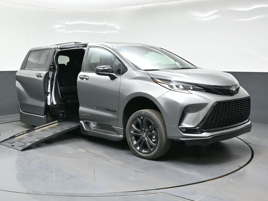 New 2026 Toyota Sienna Hybrid XSE Sport - BraunAbility Side Entry Fold Out Automatic Ramp