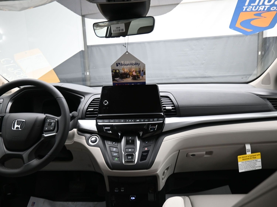 White Honda Odyssey image number 12