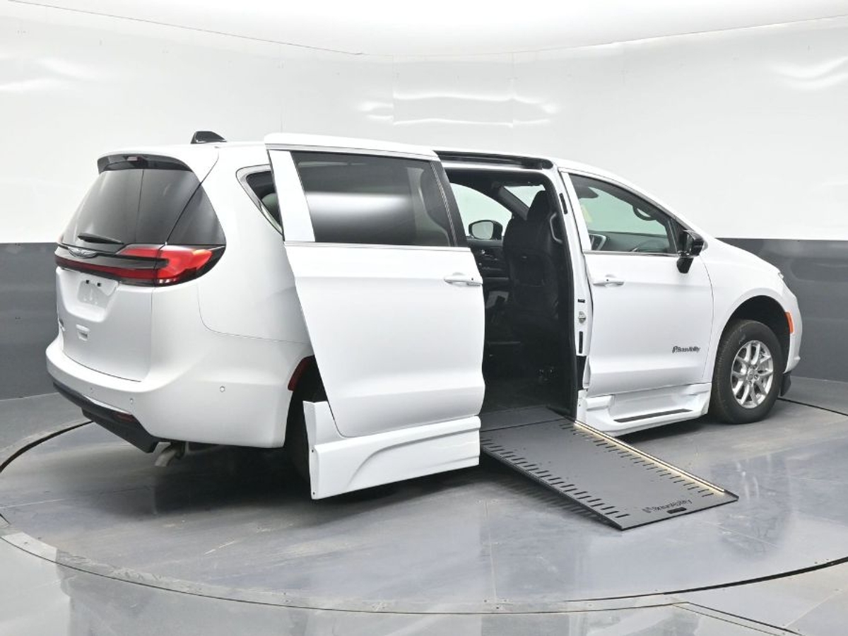 White Chrysler Pacifica image number 6