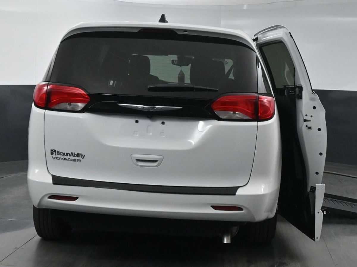 White Chrysler Voyager image number 5