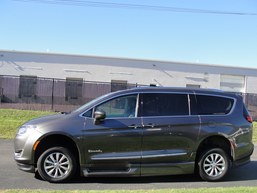 Grey Chrysler Pacifica image number 1