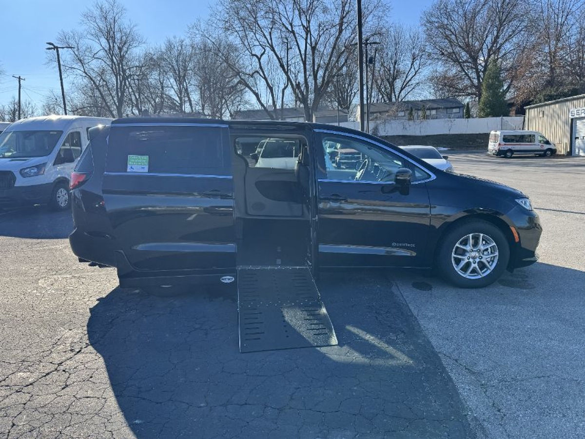 2024 CHRYSLER PACIFICA - Image 1