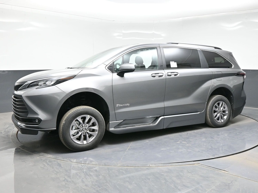 Grey Toyota Sienna image number 2