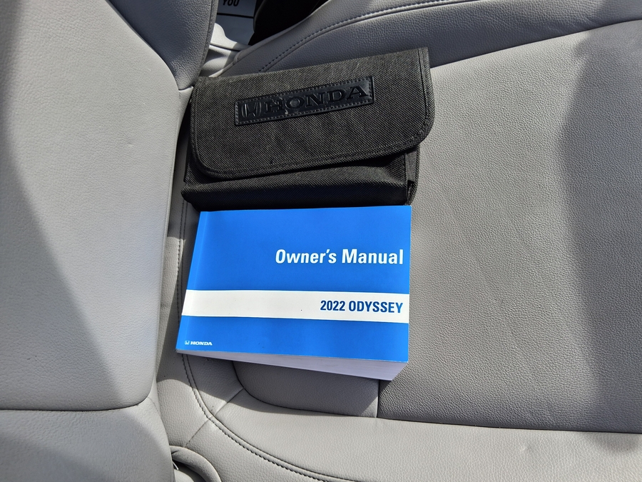 Silver Honda Odyssey image number 26