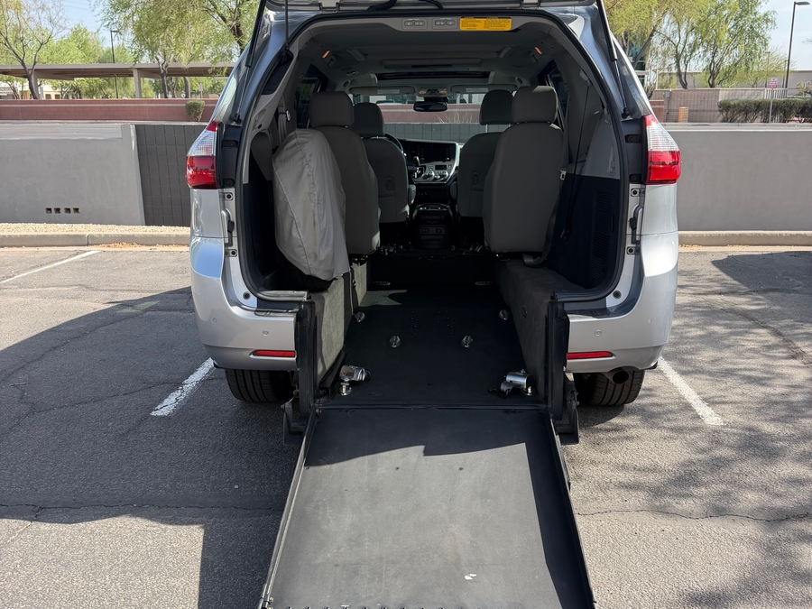 Used 2018 Toyota Sienna Limited Premium - Freedom Rear Entry Fold Out Automatic Ramp