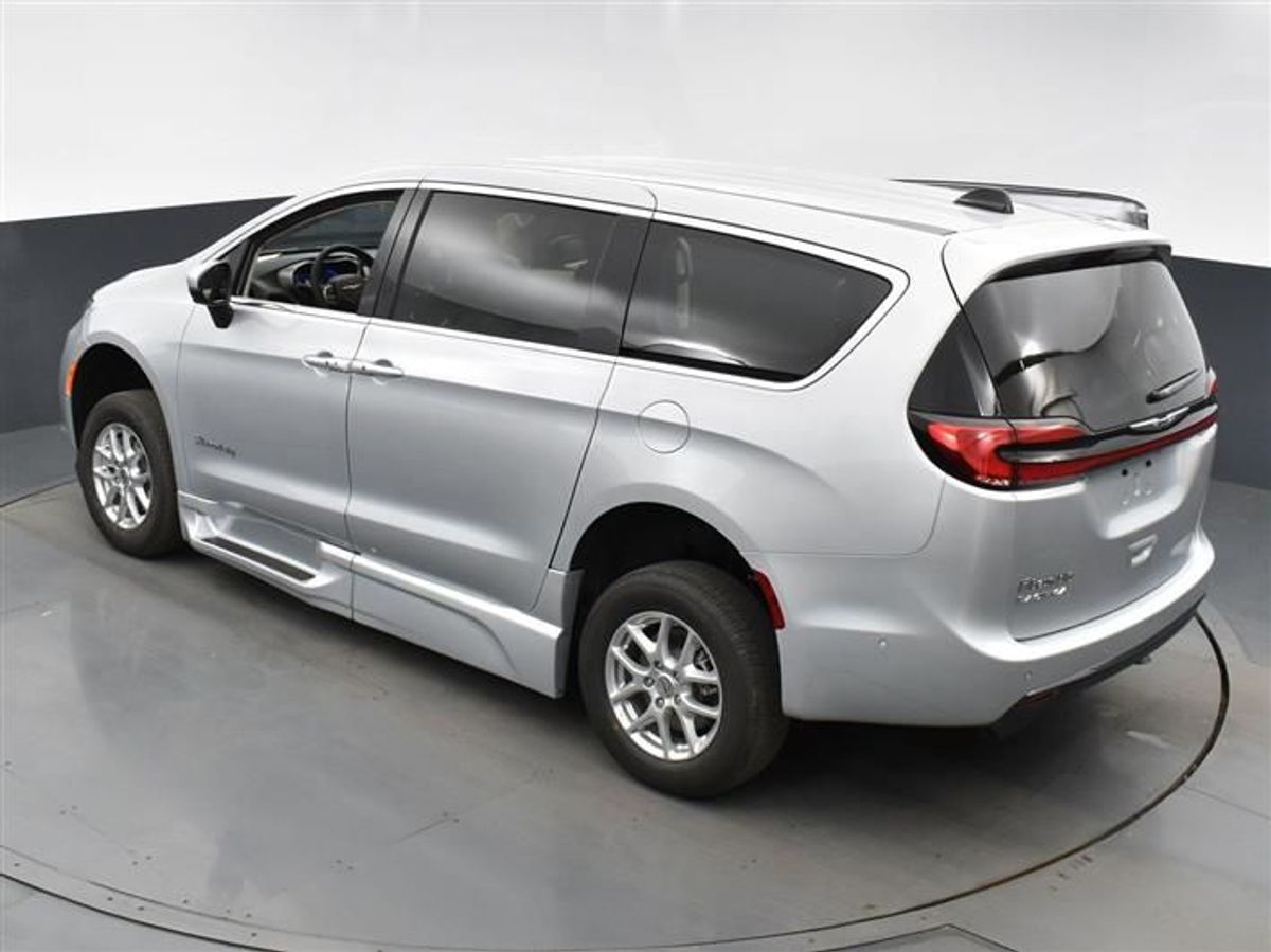 2023 CHRYSLER PACIFICA - Image 10