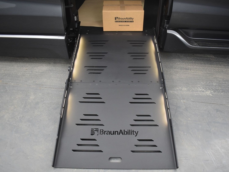 New 2025 Toyota Sienna Hybrid XLE Base - BraunAbility Side Entry Entry Fold Out Automatic Ramp