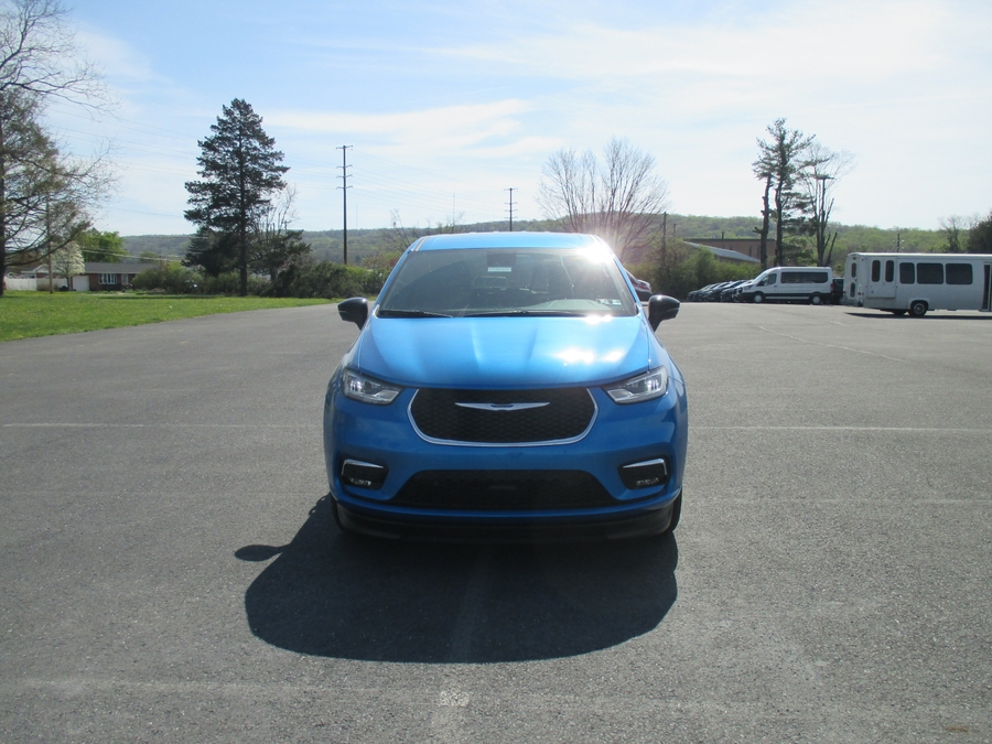 Blue Chrysler Pacifica image number 19