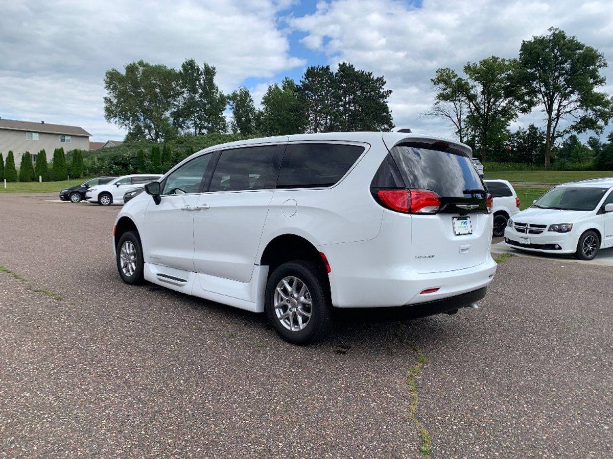 2024 CHRYSLER VOYAGER - Image 10