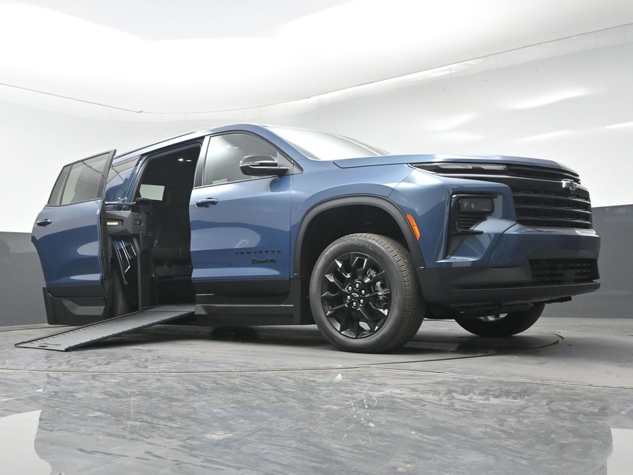 New 2026 Chevrolet Traverse 1LT Midnight - BraunAbility Side Entry In Floor Automatic Ramp