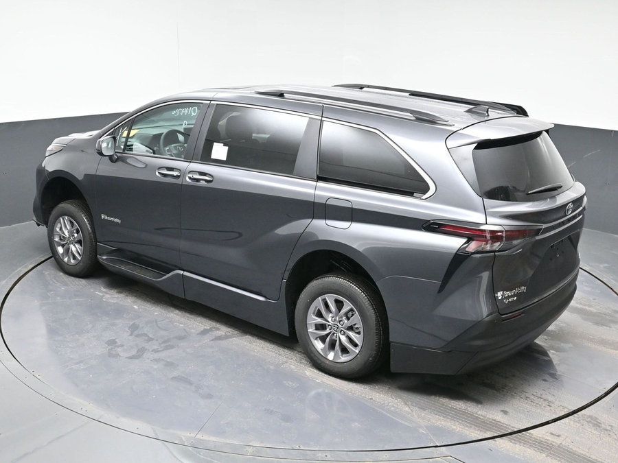 New 2025 Toyota Sienna Hybrid XLE Plus - BraunAbility Side Entry Entry Fold Out Automatic Ramp