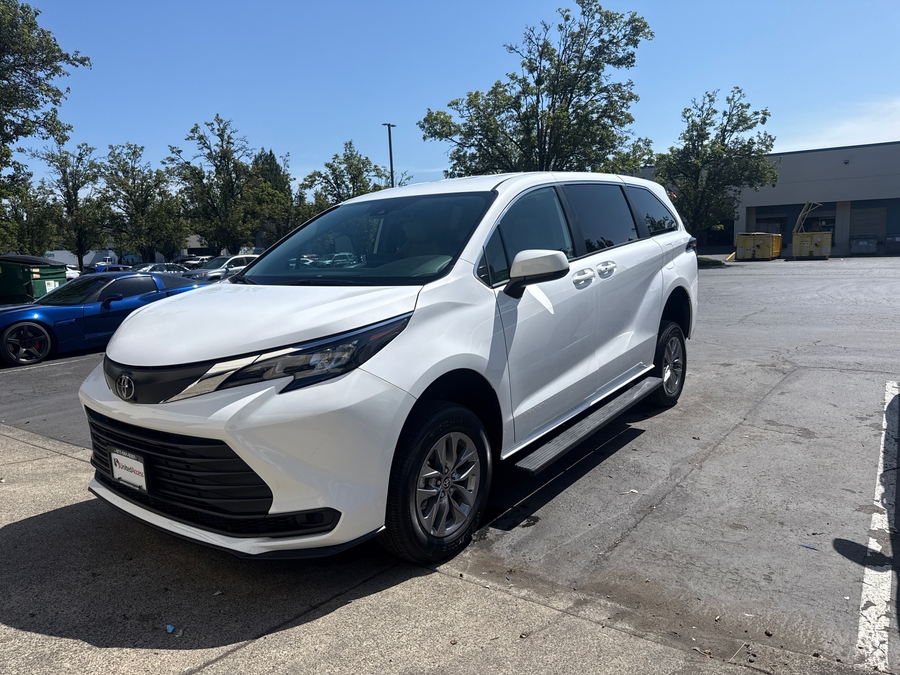 New 2026 Toyota Sienna Hybrid LE - Vantage Mobility Commercial Rear Entry Entry Fold Out Manual Ramp