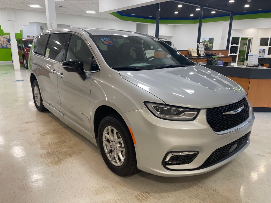 Silver Chrysler Pacifica image number 7