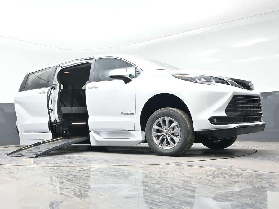 New 2026 Toyota Sienna Hybrid XLE Add - BraunAbility Side Entry Fold Out Automatic Ramp