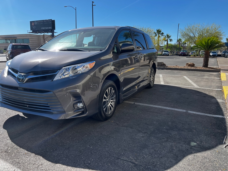 Used 2018 Toyota Sienna XLE NY - BraunAbility Side Entry Entry Fold Out Automatic Ramp