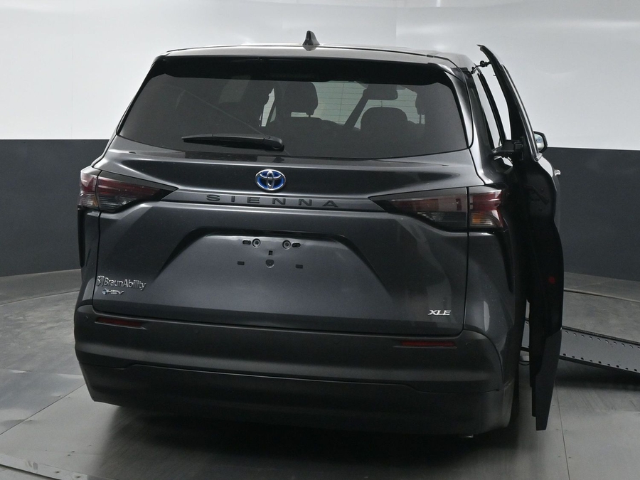 New 2025 Toyota Sienna Hybrid XLE Base - BraunAbility Side Entry Entry In Floor Automatic Ramp