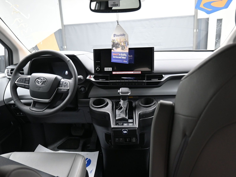 New 2026 Toyota Sienna Hybrid XLE Base - BraunAbility Side Entry Entry Fold Out Automatic Ramp