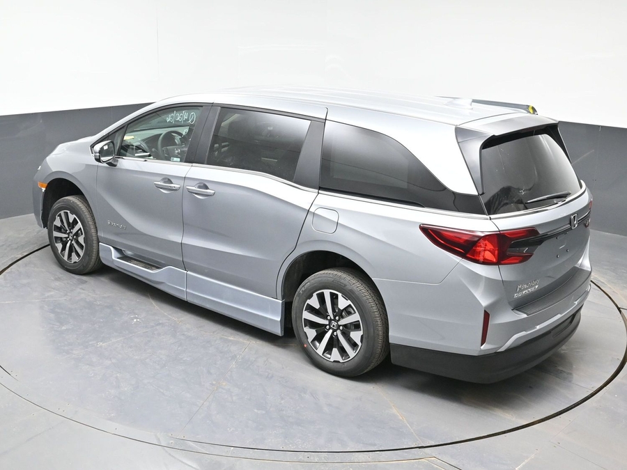 Silver Honda Odyssey image number 19