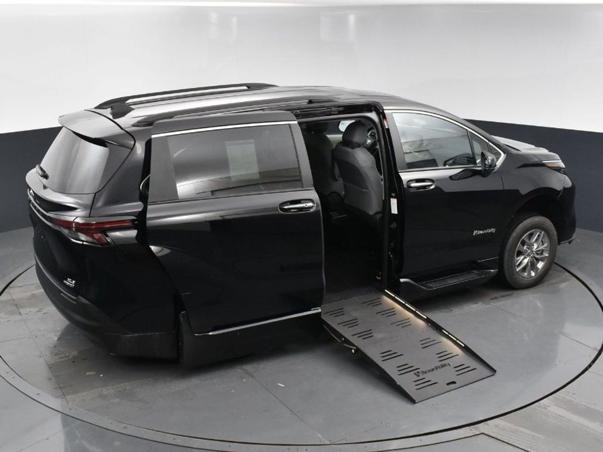Black Toyota Sienna image number 17