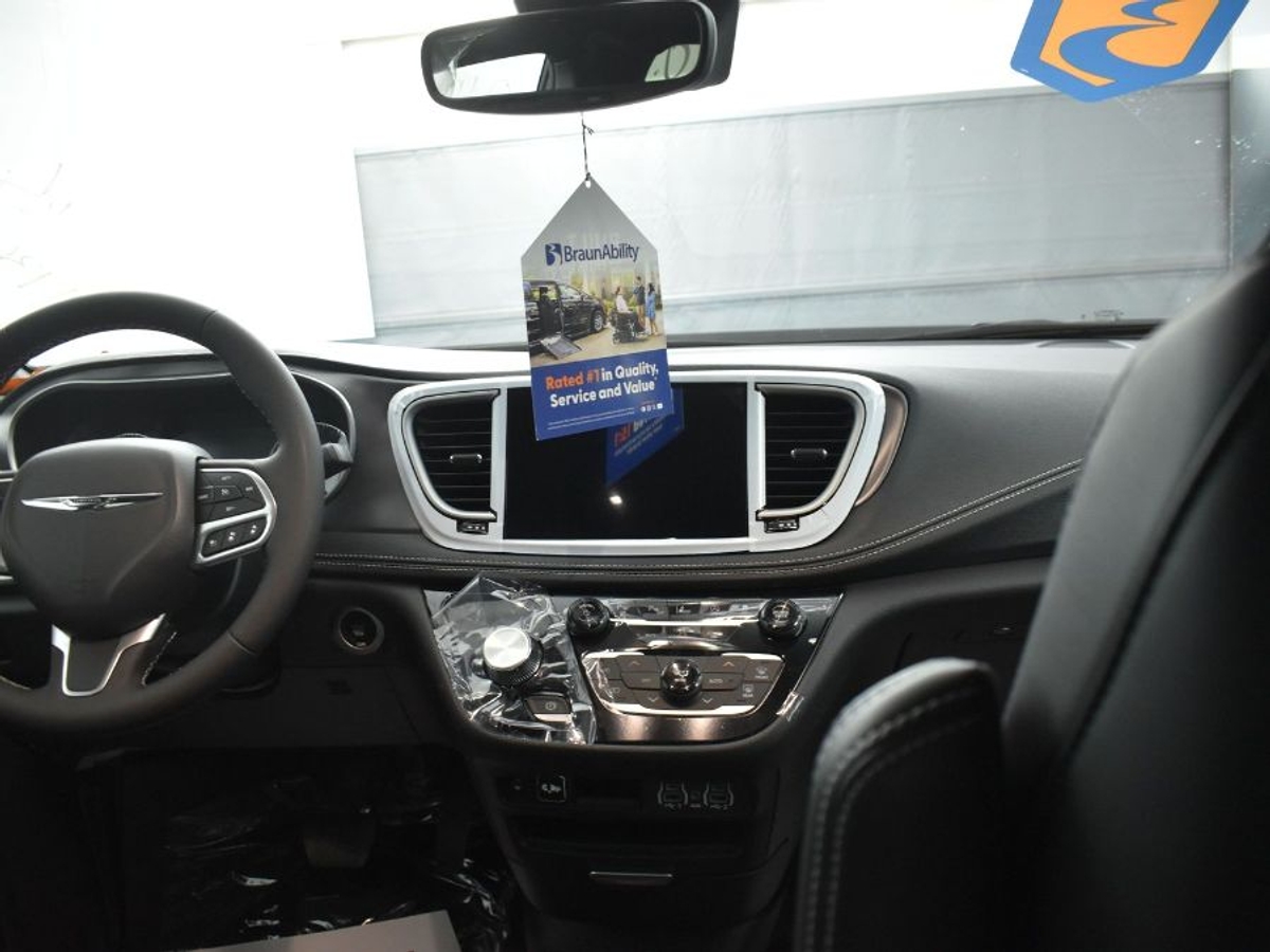 2025 CHRYSLER PACIFICA - Image 13