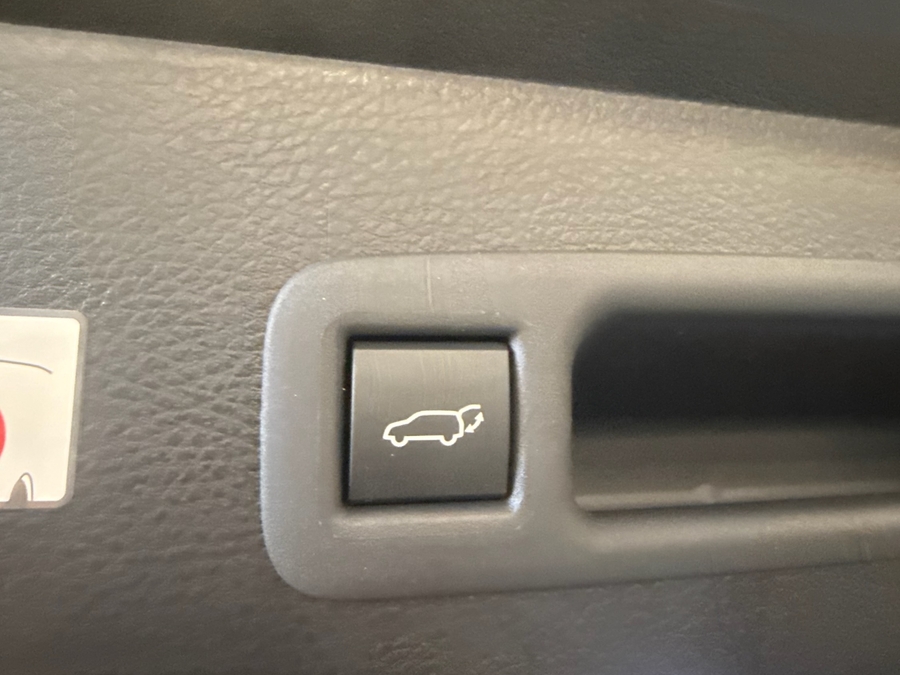 White Toyota Sienna image number 9