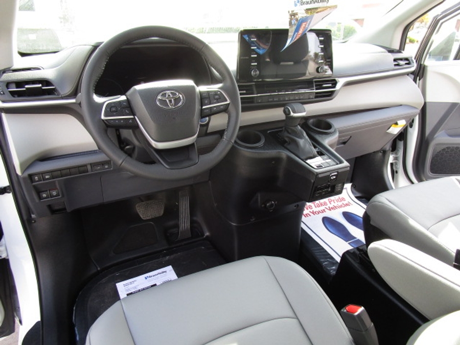 Used 2022 Toyota Sienna Hybrid XLE Base - BraunAbility Side Entry Entry Fold Out Automatic Ramp