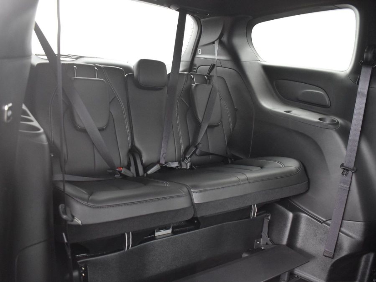 Black Chrysler Pacifica image number 9