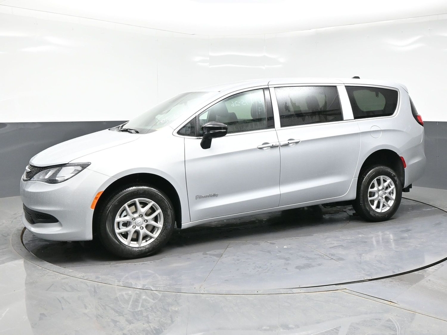 Silver Chrysler Voyager image number 12