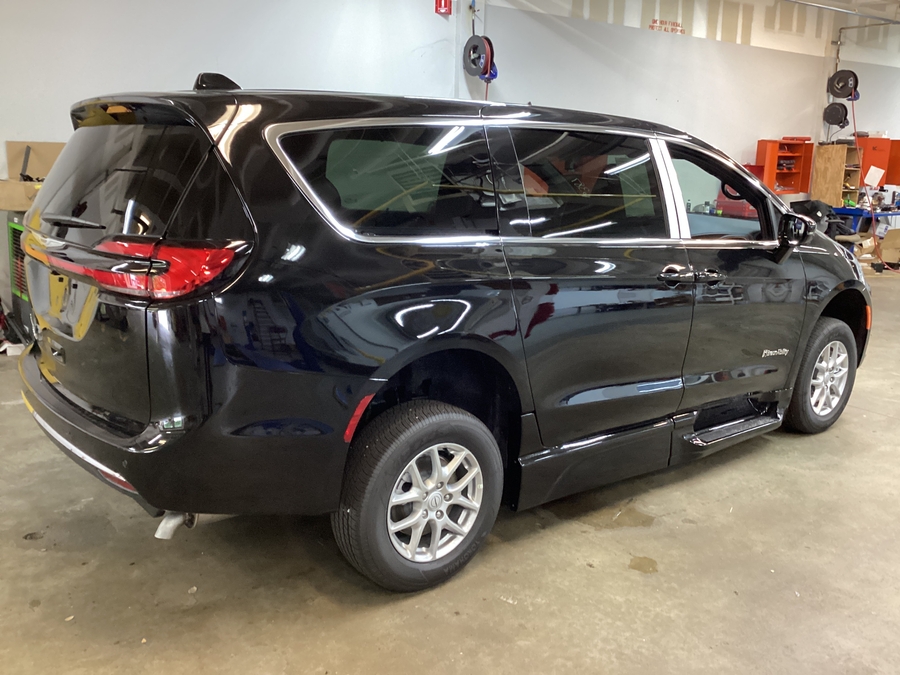 Black Chrysler Pacifica image number 2