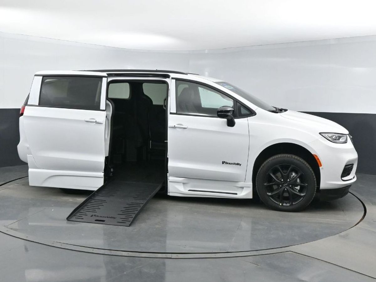 White Chrysler Pacifica image number 1