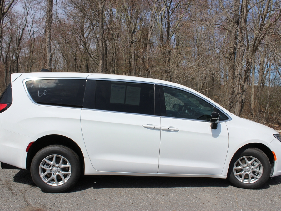 White Chrysler Pacifica image number 2