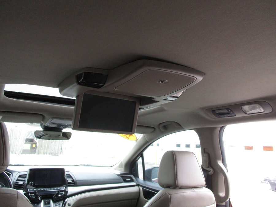 Red Honda Odyssey image number 12