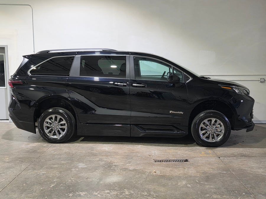 Black Toyota Sienna image number 27