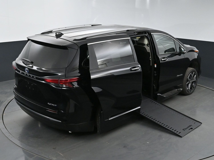 New 2025 Toyota Sienna Hybrid Platinum - BraunAbility Side Entry Entry In Floor Automatic Ramp