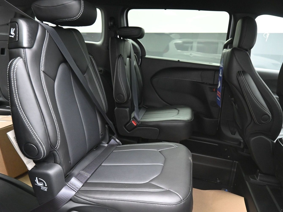 White Chrysler Voyager image number 12