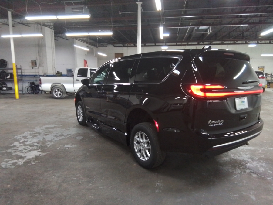 Black Chrysler Pacifica image number 29