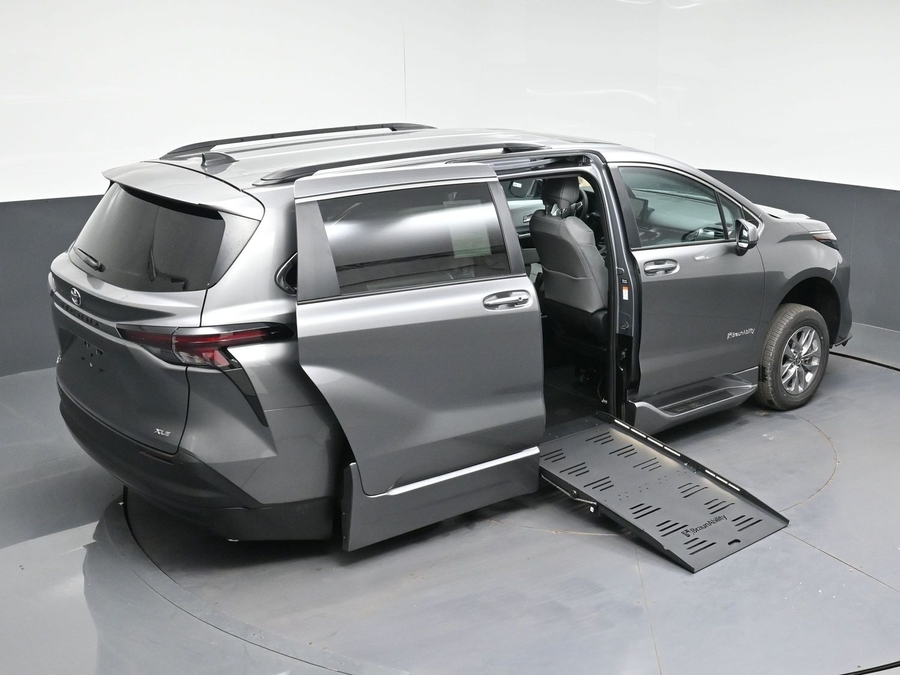 New 2026 Toyota Sienna Hybrid XLE Add - BraunAbility Side Entry Fold Out Automatic Ramp