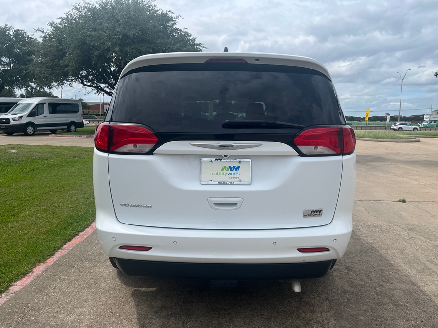 White Chrysler Voyager image number 4