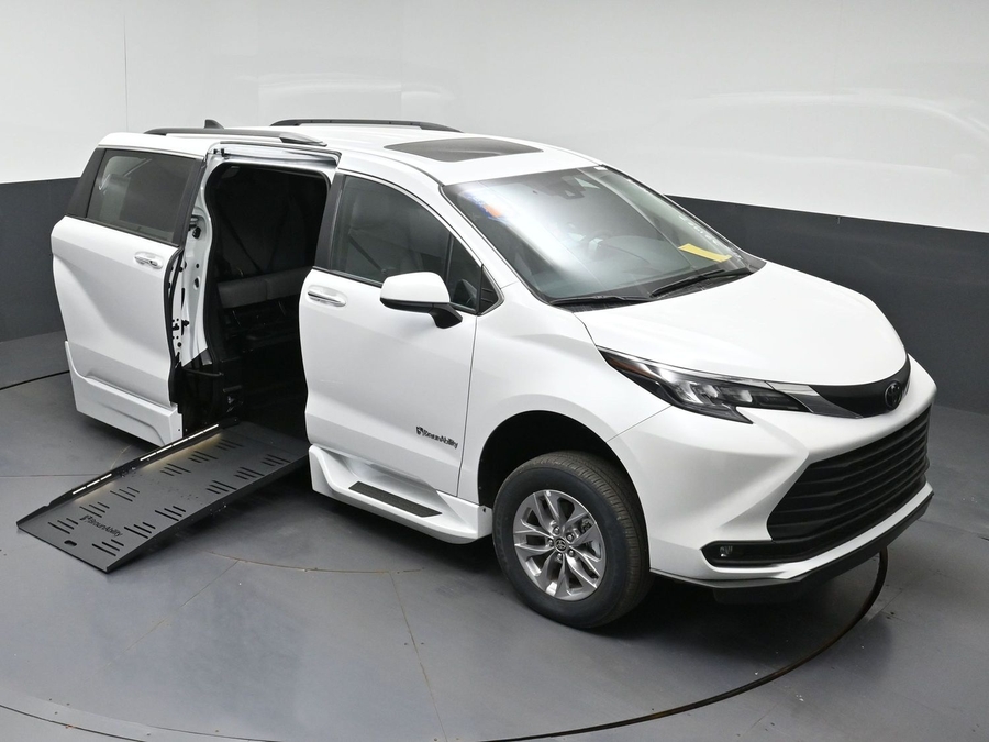 New 2026 Toyota Sienna Hybrid XLE Base - BraunAbility Side Entry Fold Out Automatic Ramp