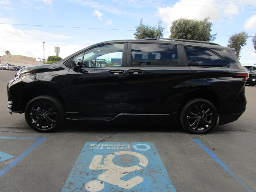 New 2025 Toyota Sienna Hybrid XSE Sport - BraunAbility Side Entry Entry In Floor Automatic Ramp