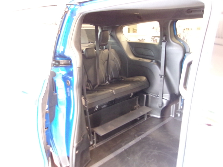 Blue Chrysler Pacifica image number 24