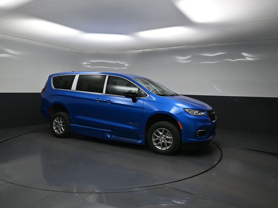 Blue Chrysler Pacifica image number 14