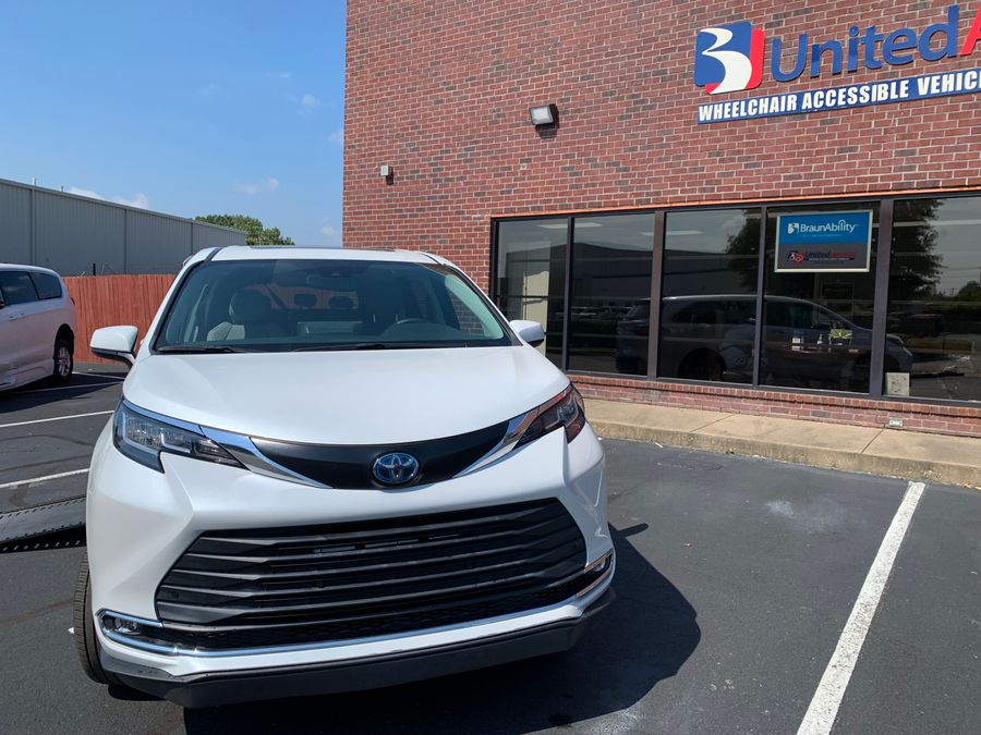 Used 2022 Toyota Sienna Hybrid XLE Base - BraunAbility Side Entry Entry In Floor Automatic Ramp