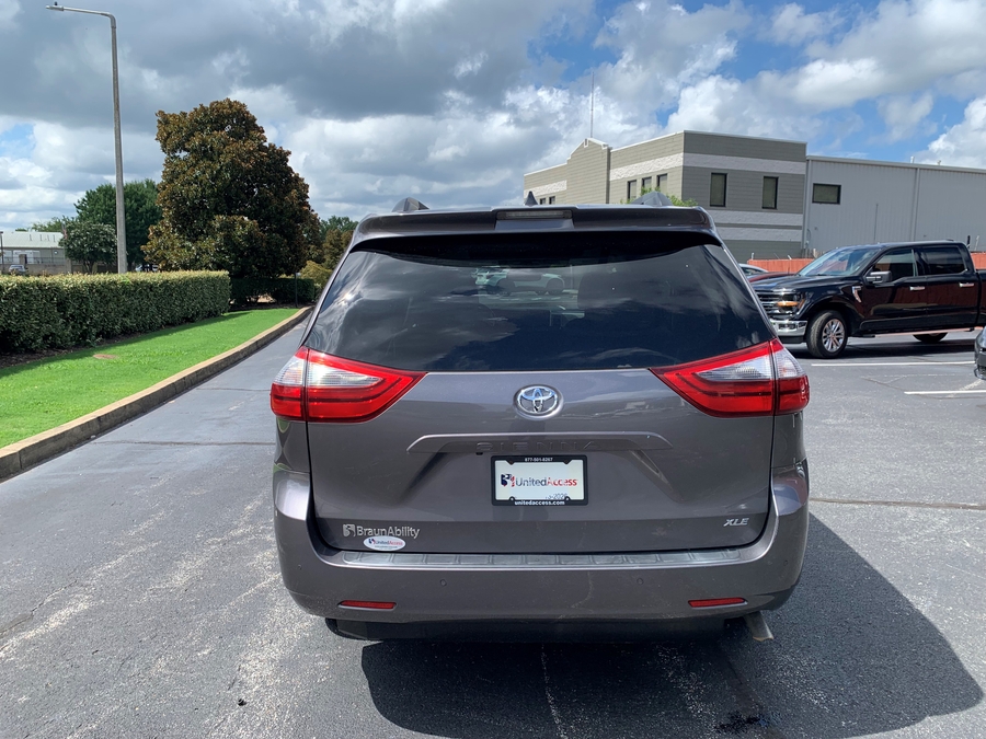 Used 2020 Toyota Sienna XLE - BraunAbility Side Entry In Floor Automatic Ramp